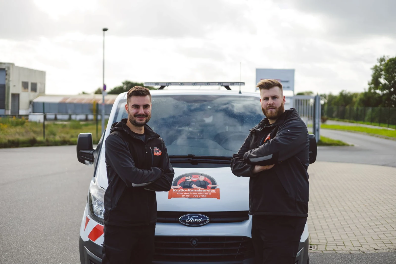 Kevin Kruse und Lukas Sonnenschein vor ihrem KruSo Einsatzfahrzeug